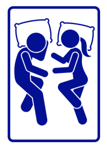 Representação de duas pessoas deitadas em um colchão tamanho casal