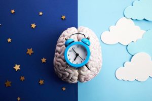 Relógio sobre cérebro sobre representações do céu durante o dia e a noite, representação do ciclo circadiano