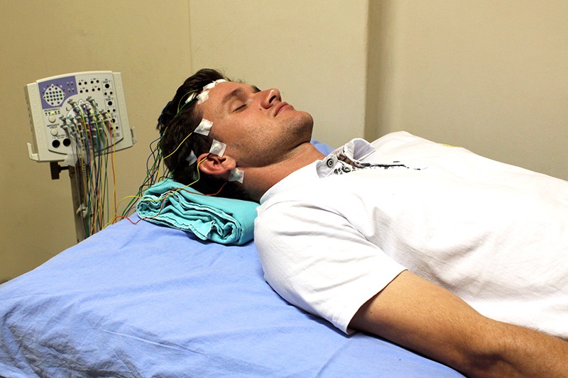 Homem passando por exame de eletroencefalografia